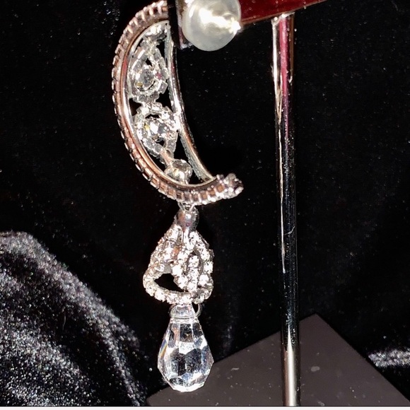 Single Crystal Chandelier Statement Piece Earring Beautiful Woman Collection - Picture 9 of 16